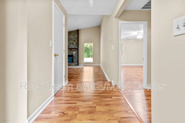 Building Photo - 625 Oxford Hall Dr SW