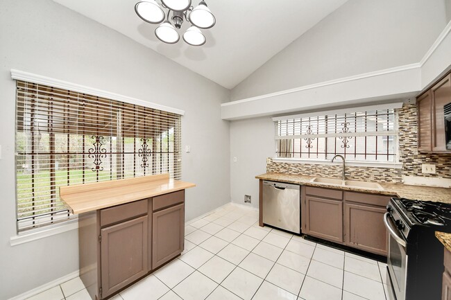 Building Photo - 527 Oakdale Dr