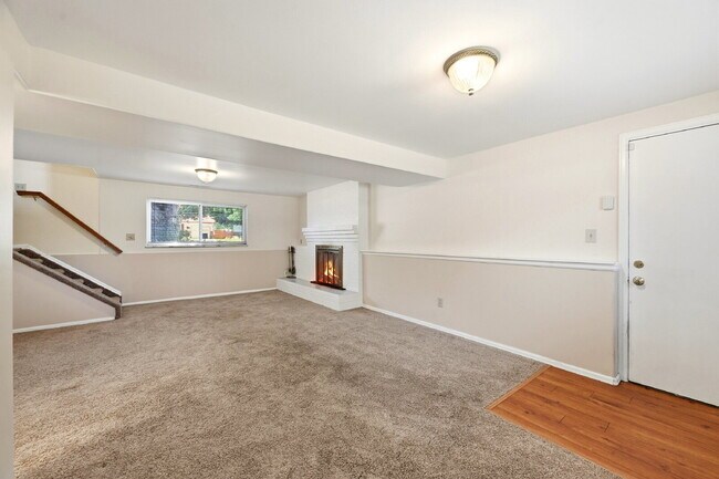 Building Photo - $1,995.95 4-bed, 1.5 bath, located in Colorado Springs with a large back yard