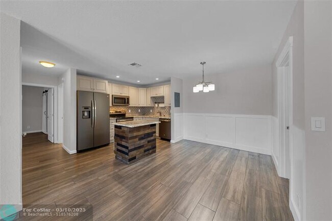 Building Photo - 160 Cypress Club Dr
