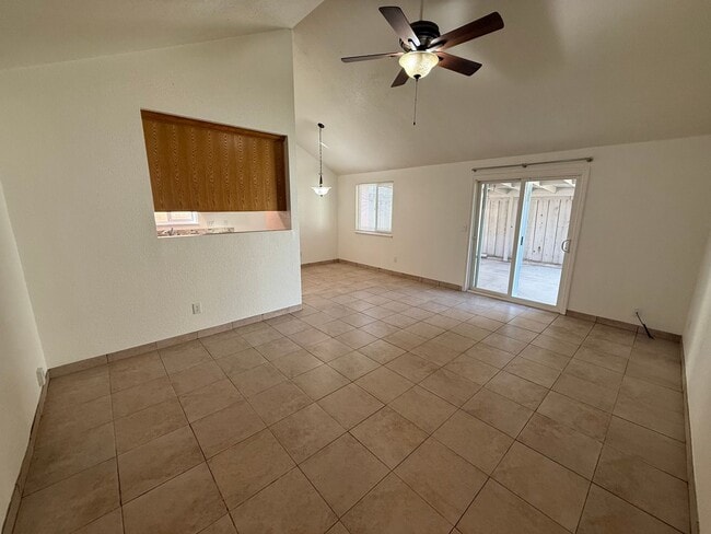 Building Photo - Updated single story located in Modesto!