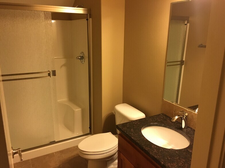 upstairs full bathroom - 2060 SW Kendra St