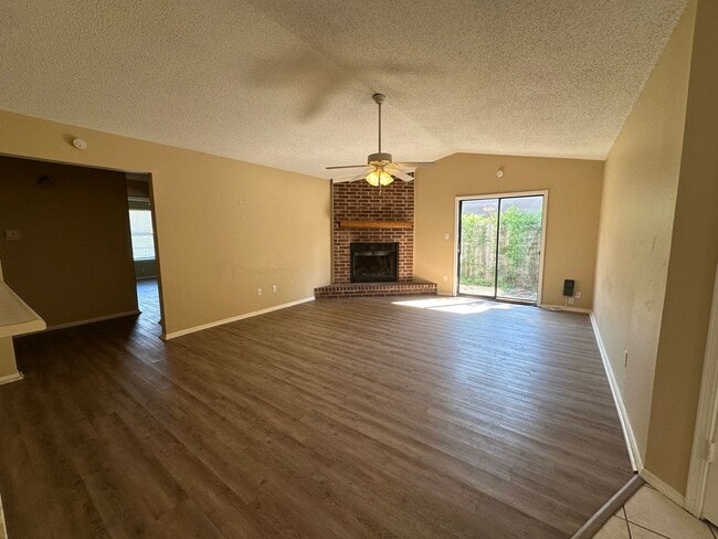 Building Photo - * Welcome to this charming 3-bedroom, 2-bathroom home located in the heart of Russellville, AR.