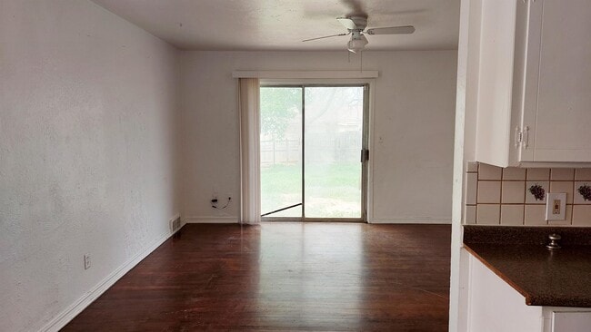 Building Photo - 933 W Rulane Dr