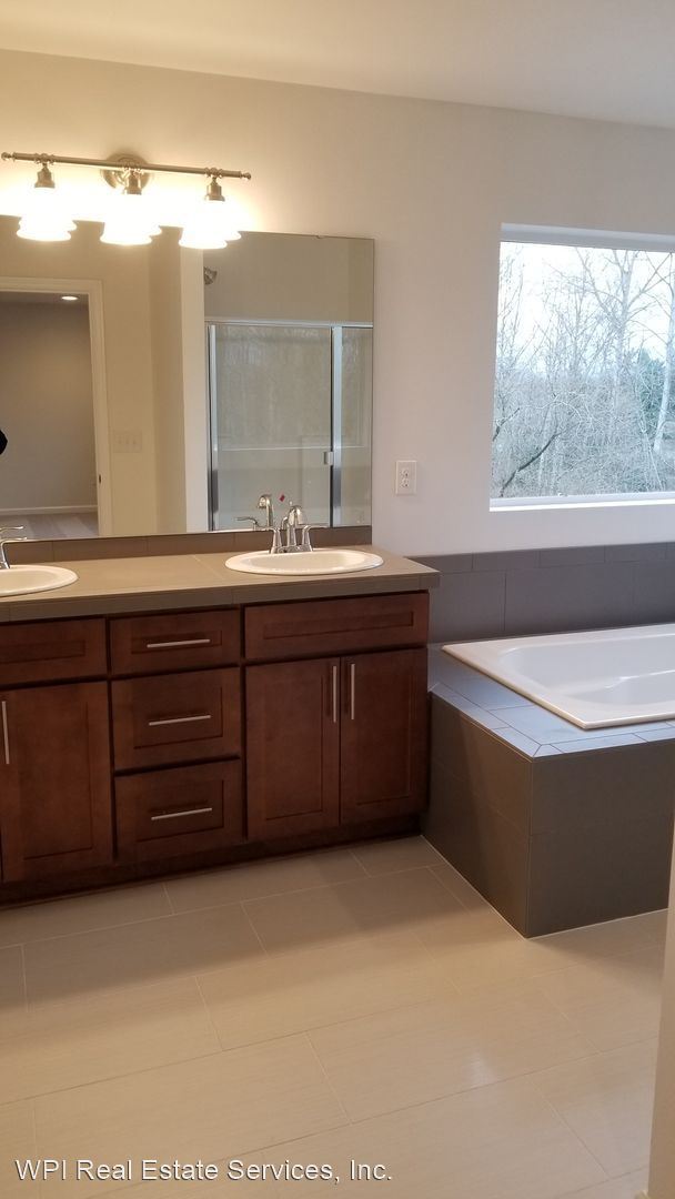 Building Photo - 4 br, 2.5 bath House - 4617 31st Ave SE Un...