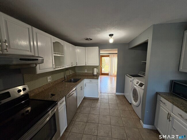 Building Photo - 13 Lakeside Dr