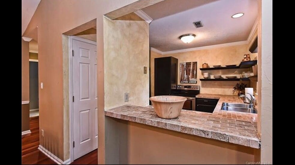 Building Photo - 3300 Selwyn Farms La