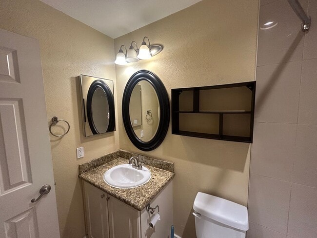 Building Photo - Gorgeous 1 bd Condo located in a prime loc...
