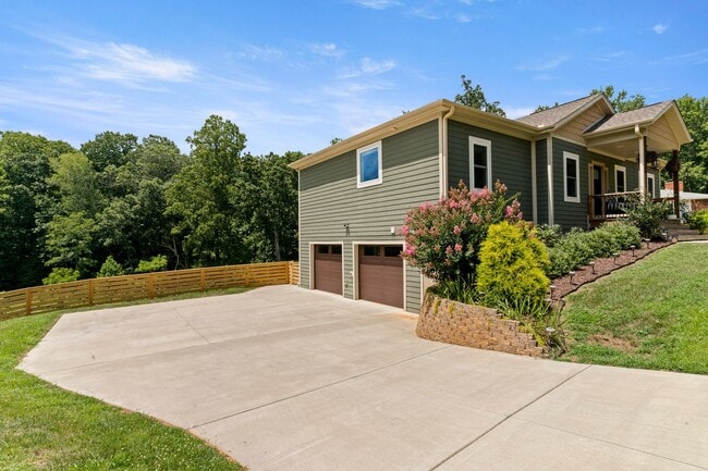 Building Photo - Spacious and Inviting - Beautifully-Mainta...