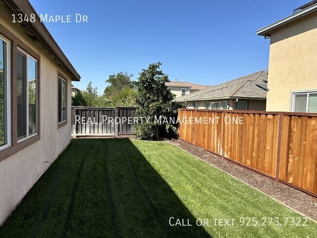 Building Photo - 1348 Maple Dr