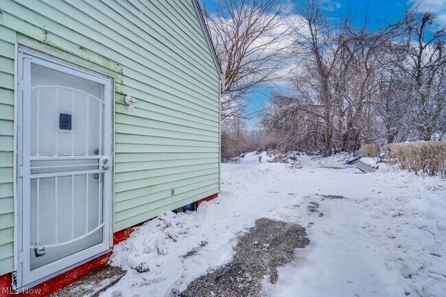 Building Photo - 9809 Way Ave