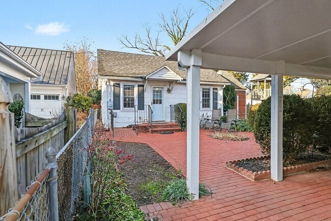 Building Photo - Cozy Cottage in Downtown Fredericksburg