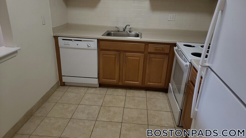 Building Photo - 16 Whites Ave