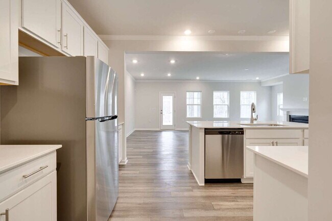 Building Photo - End-unit 3 bedroom townhome with Screened Porch!