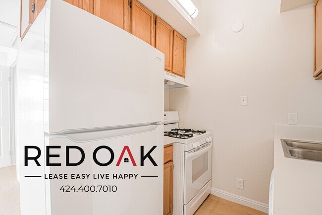 Building Photo - 4651 Cahuenga Blvd