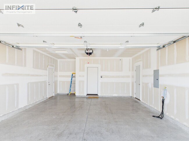 Building Photo - 3 Bedroom - Modern Comfort in a Peaceful Setting