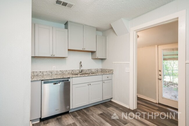 Building Photo - 2 BR/1BA | Newly Renovated Single Family Home |  Gated backyard