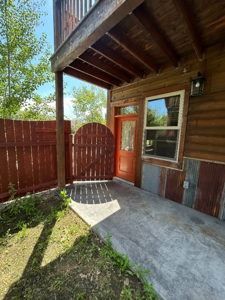 Building Photo - 6232-6233 Three Needles Ln