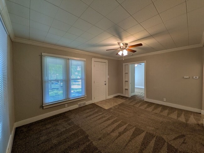 Building Photo - 3 Bedroom Home with detached garage and partially fenced yard, pet friendly!