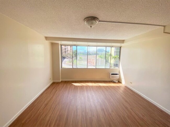 Building Photo - Renovated studio unit at the Five Regents