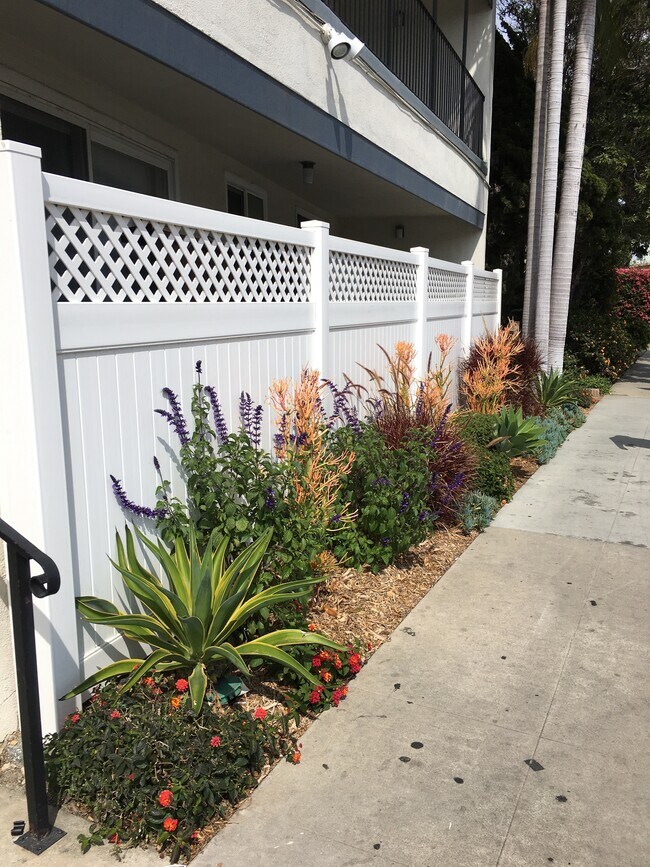 Front of Building - 2611 E Broadway