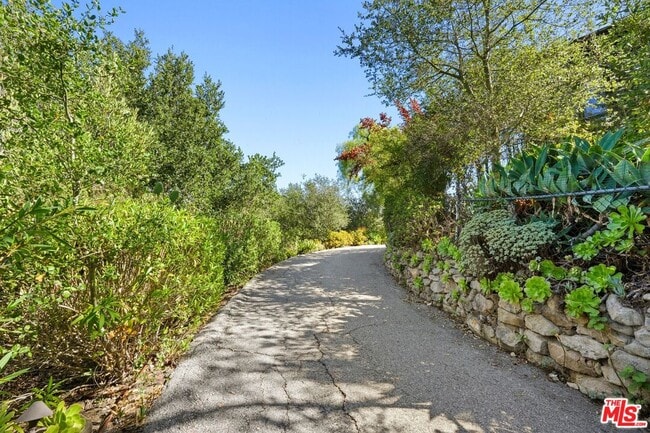 Building Photo - 21277 Entrada Rd