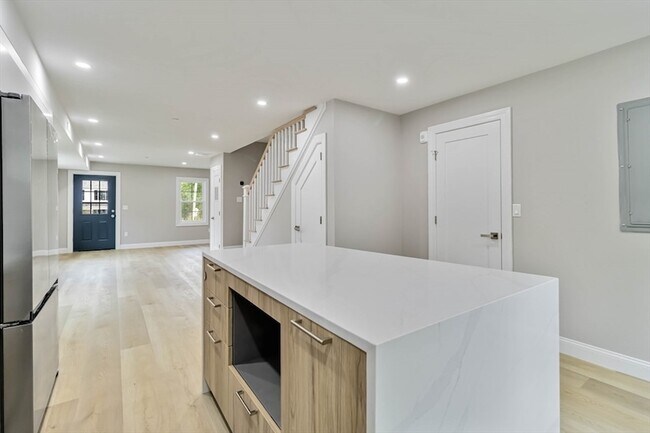 Building Photo - 192 Main St