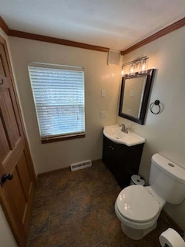 Building Photo - Charming 2BD/1BA Townhome in Burlington’s New North End