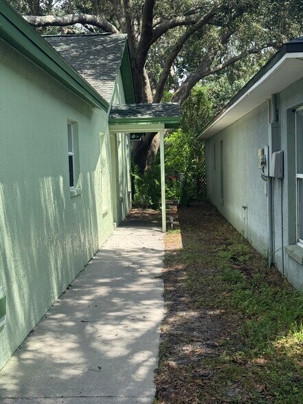 Building Photo - 4400 Venice Dr