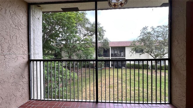 Building Photo - 413 Lakeview Dr