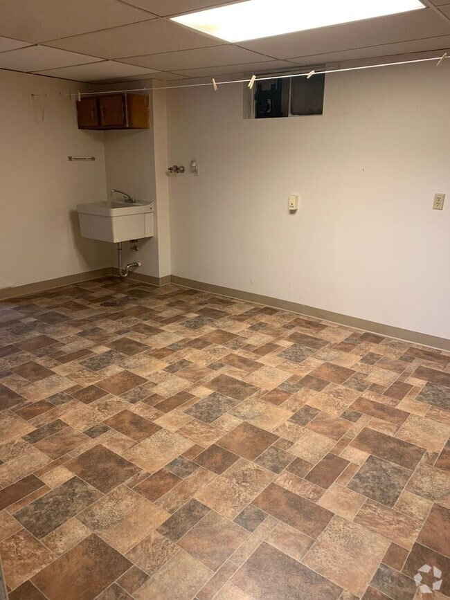 Building Photo - 3 BEDROOMS, PLUS BONUS ROOM, 2 BATHROOM, S...