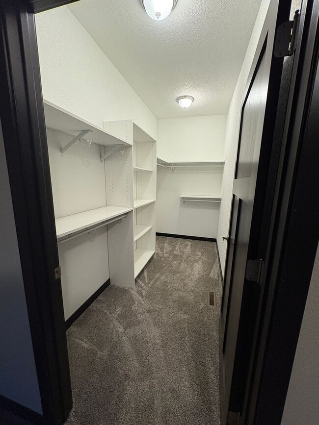 Building Photo - PRICE REDUCED!!! 4 bed / 3 bath Twinhome for Rent!