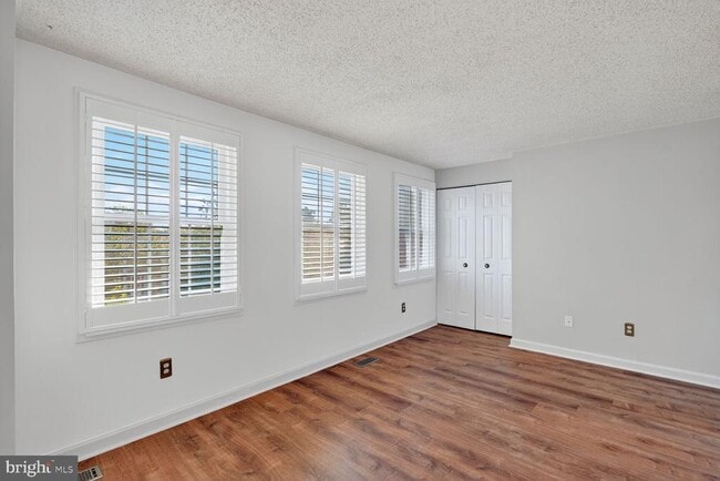 Building Photo - 5320 Larochelle Ct