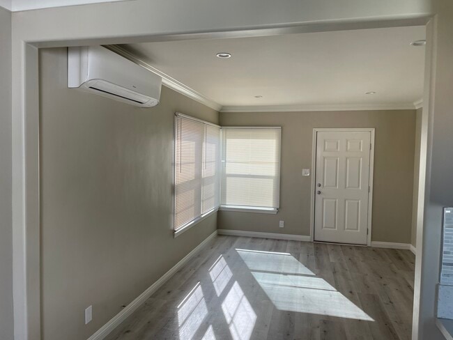 Building Photo - 210 W Elk Ave