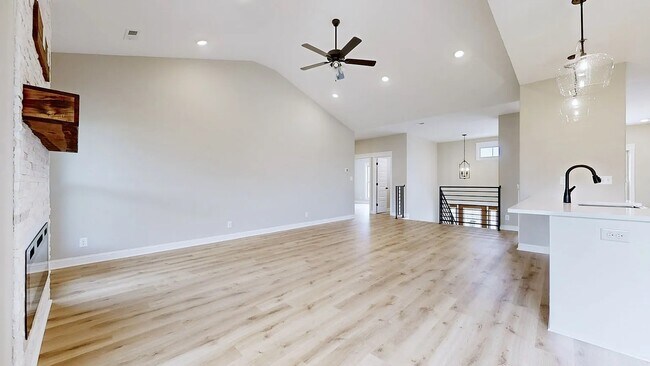 Building Photo - 529 Foxglove Ln