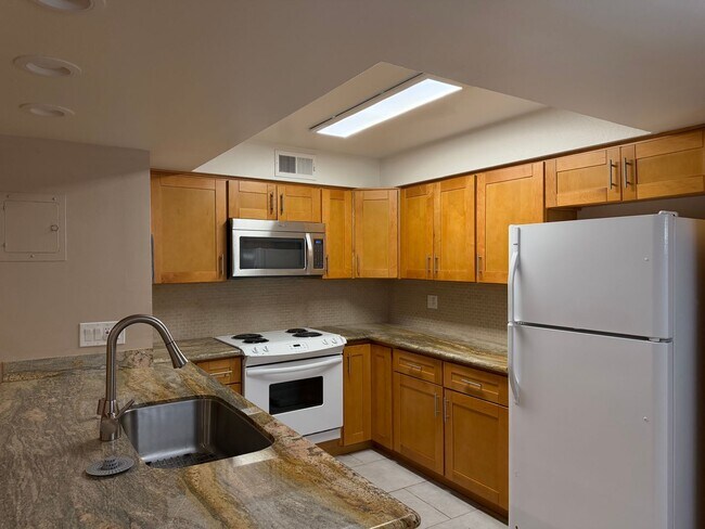 Building Photo - UNFURNISHED Upgraded Condo in Central location - Quiet Condominium Complex