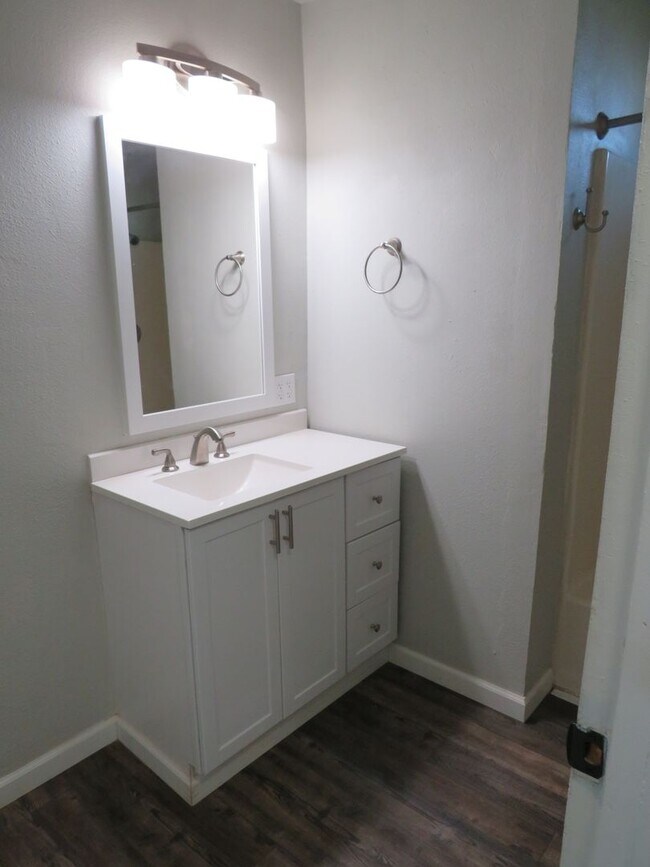 Building Photo - Home in Orland Available Now!