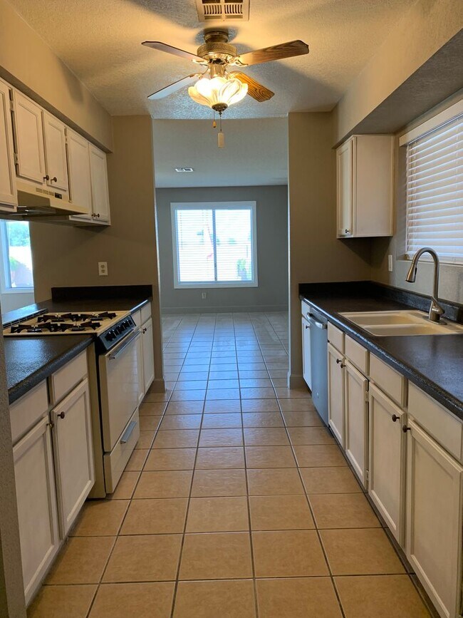 Building Photo - 4 BEDROOM POOL HOME!