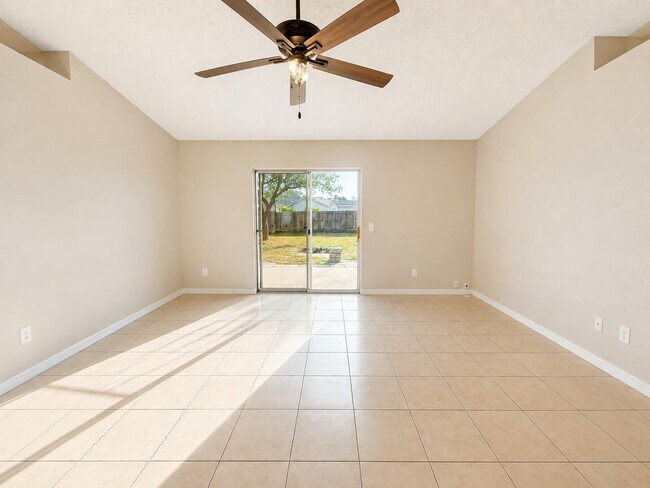 Building Photo - 2722 Shalimar Dr