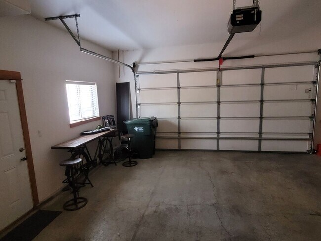 Building Photo - Hank's Hideaway in Sunriver, Furnished, all Utilities Included. Gym access, Hot Tub. 30-day Minim...