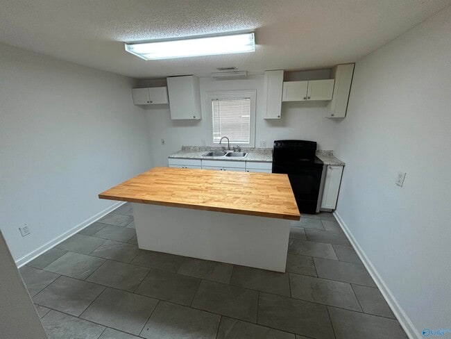 Building Photo - 2910 2nd Ave NW