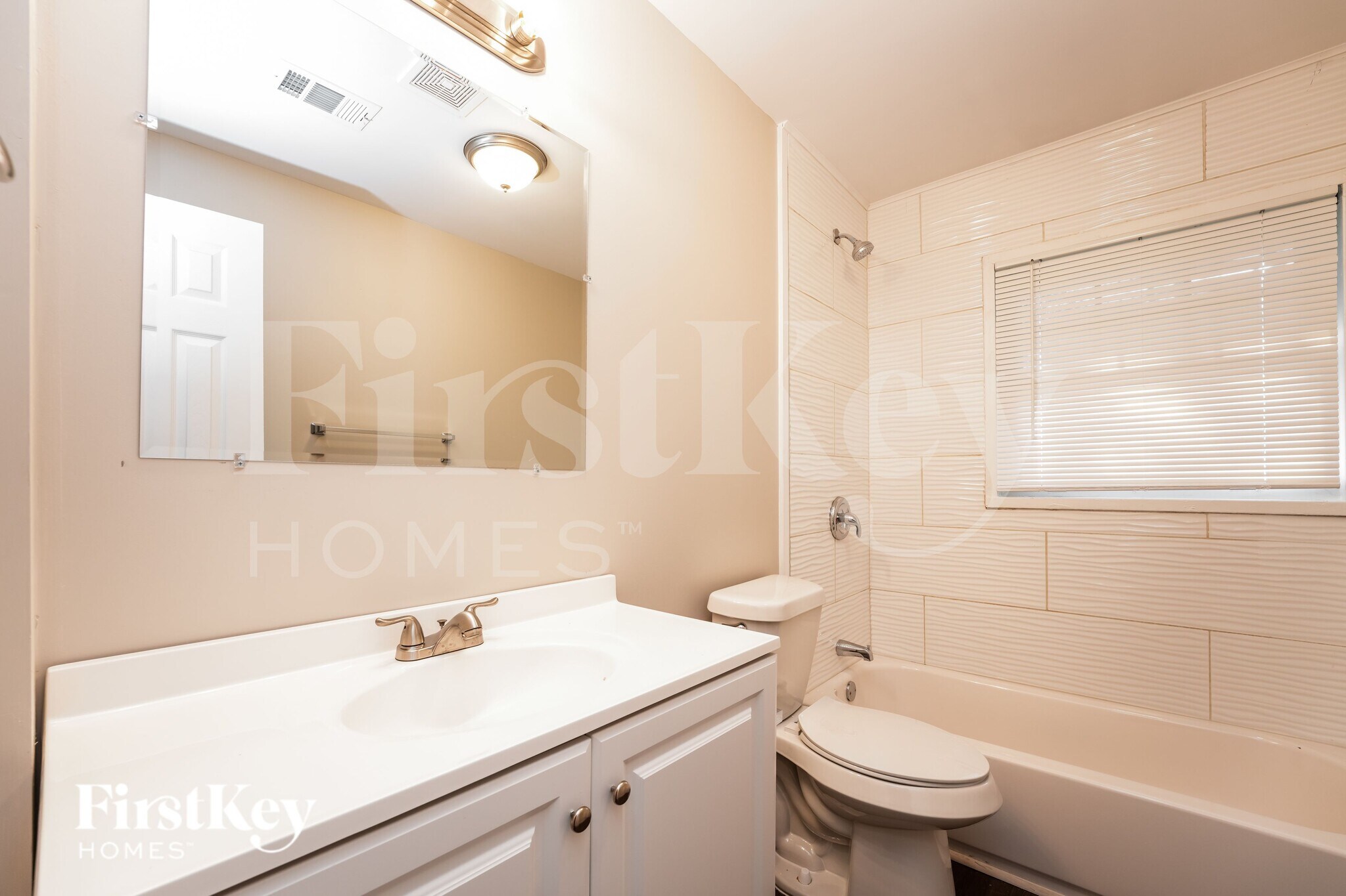 Building Photo - 3425 Pinehill Dr
