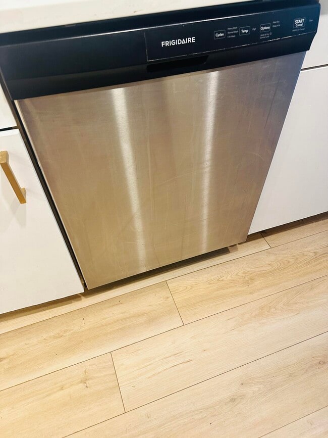 Building Photo - 533 NE 3rd Ave