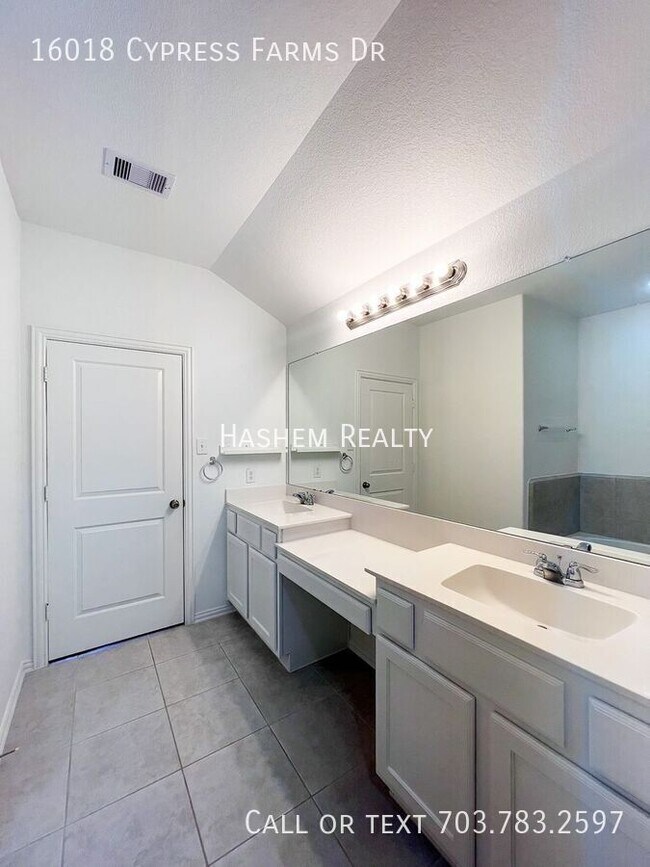 Building Photo - 16018 Cypress Farms Dr