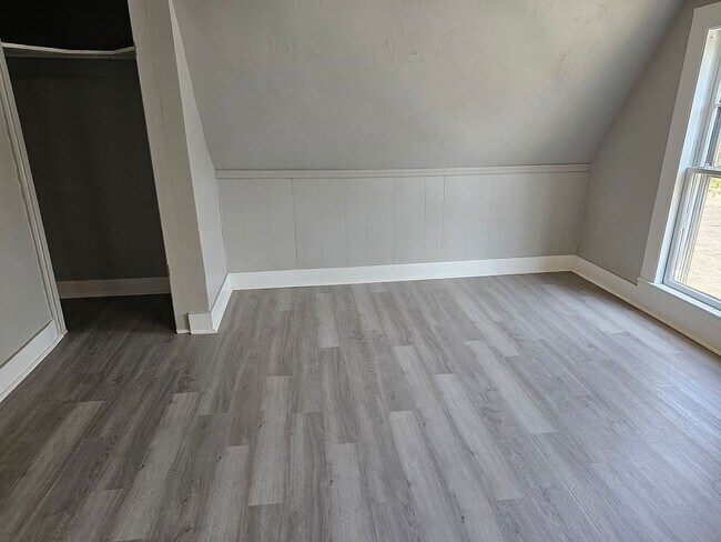 Building Photo - 641 10th St N