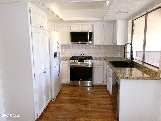 Building Photo - 5852 Mira Serena Dr