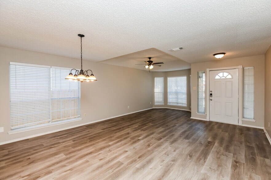 Building Photo - 4648 Feathercrest Dr