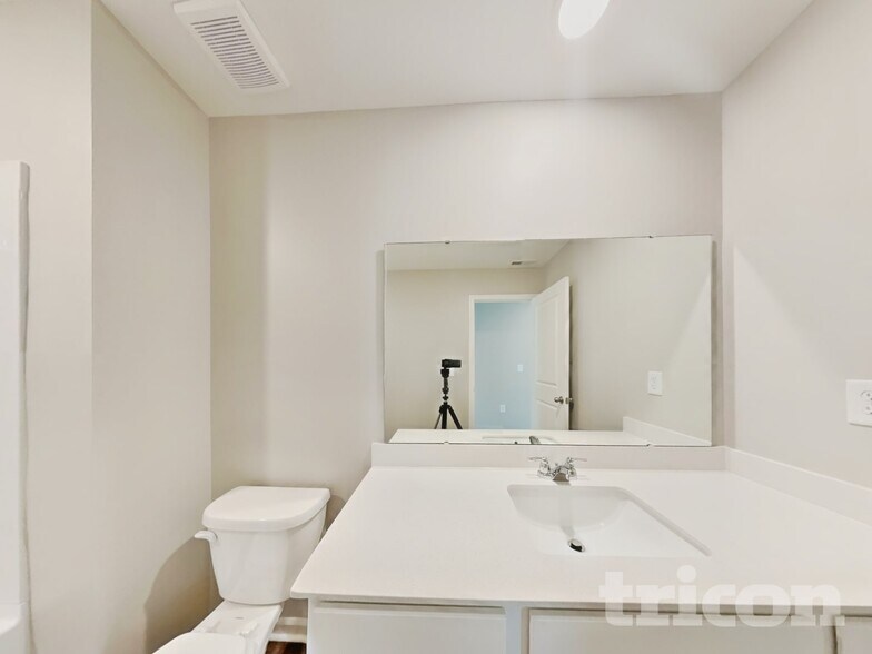 Building Photo - 152 Gladstone Loop