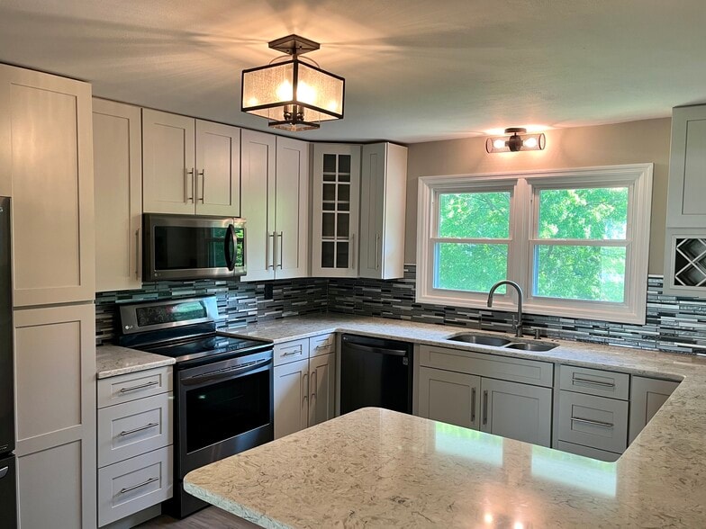 Kitchen - 2108 Valley Ln