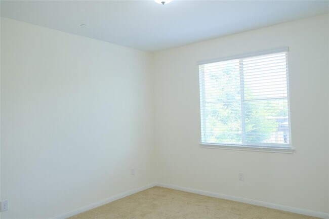 Building Photo - 2880 Donnell Dr
